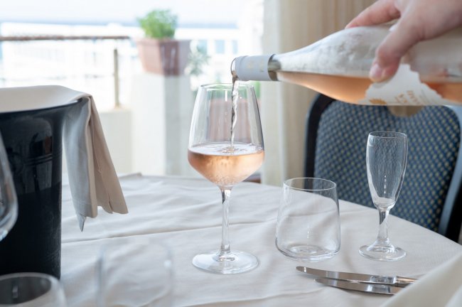 Vino rosato versato in un bicchiere.