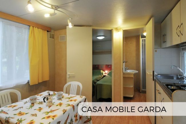 Gli interni di una casa mobile del Villaggio Camping Mirage nelle Marche