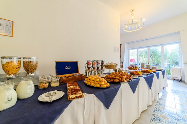 Un buffet ricco di dolci e cereali.