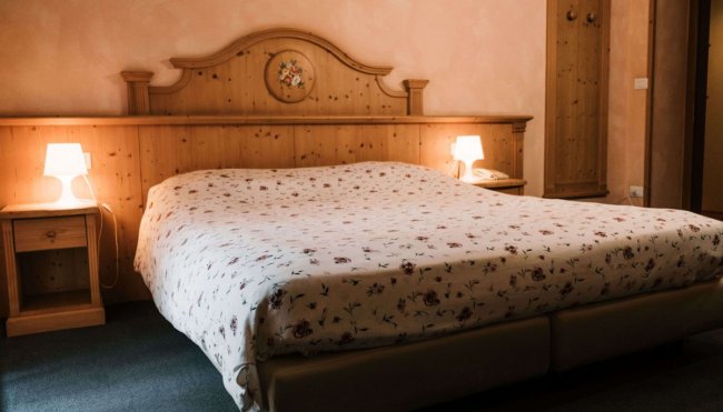 Camera da letto con letto matrimoniale e comodini.