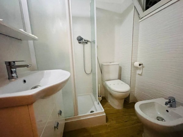 Bagno con doccia, lavabo e bidet.