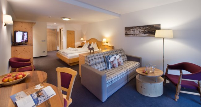 Salotto d'hotel con divano e tavolino.