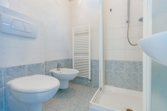 Bagno moderno con doccia, WC e bidet.