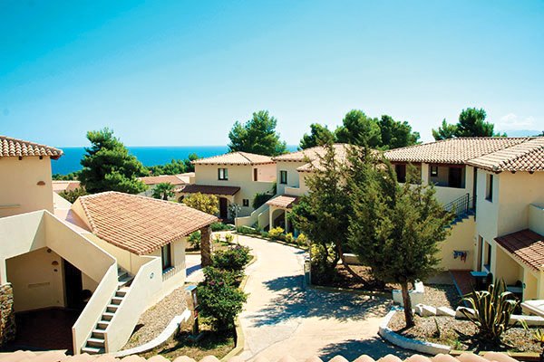 Complesso di villette con tetti rossi, vista mare.