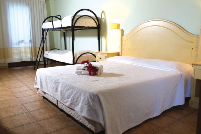 Camera con letto matrimoniale e letti a castello.