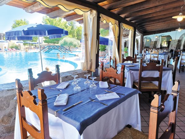 Ristorante all'aperto con vista piscina.
