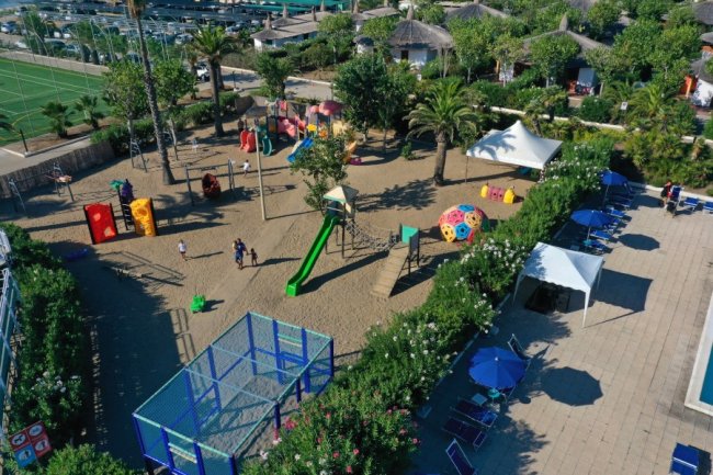 Area giochi con scivoli in un parco.