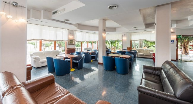 Sala interna con divani e poltrone blu.