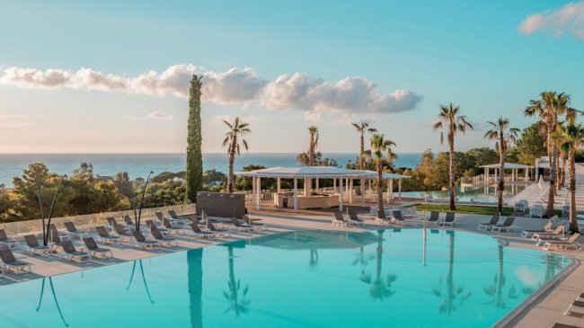 Piscina all'aperto con vista sull'oceano.