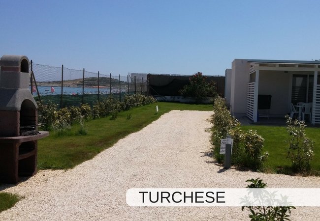 Giardino con barbecue e vista mare.
