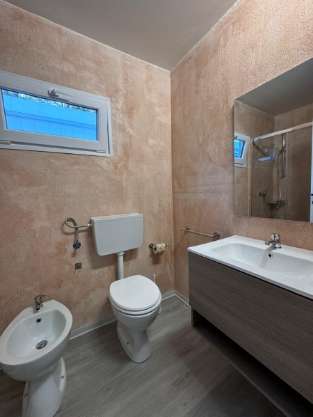 Bagno con lavandino, bidet e wc.