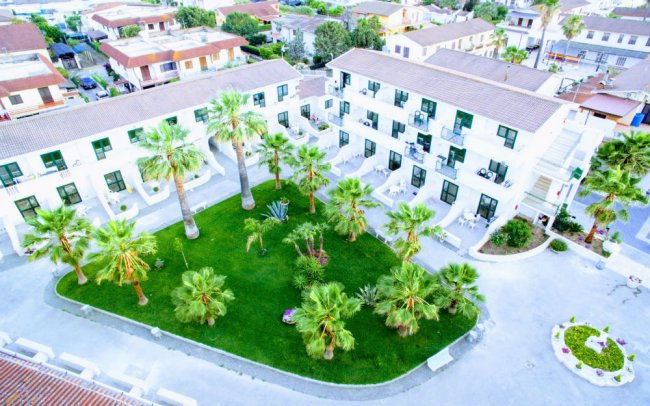 Vista dall'alto su giardino con palme.