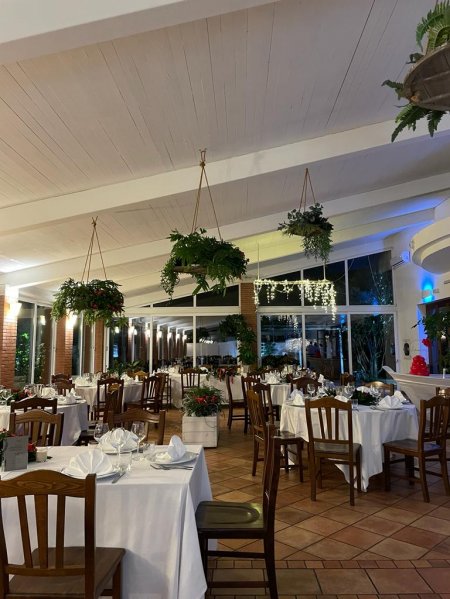 Ristorante elegante con tavoli apparecchiati.