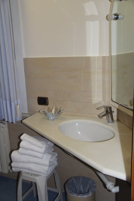 Lavabo con specchio e asciugamani.