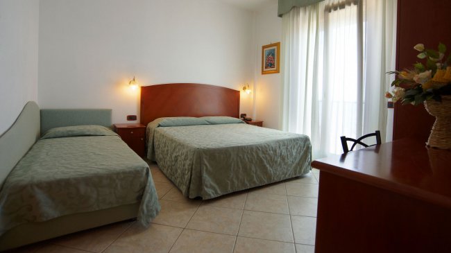 Camera doppia con letto singolo e matrimoniale.